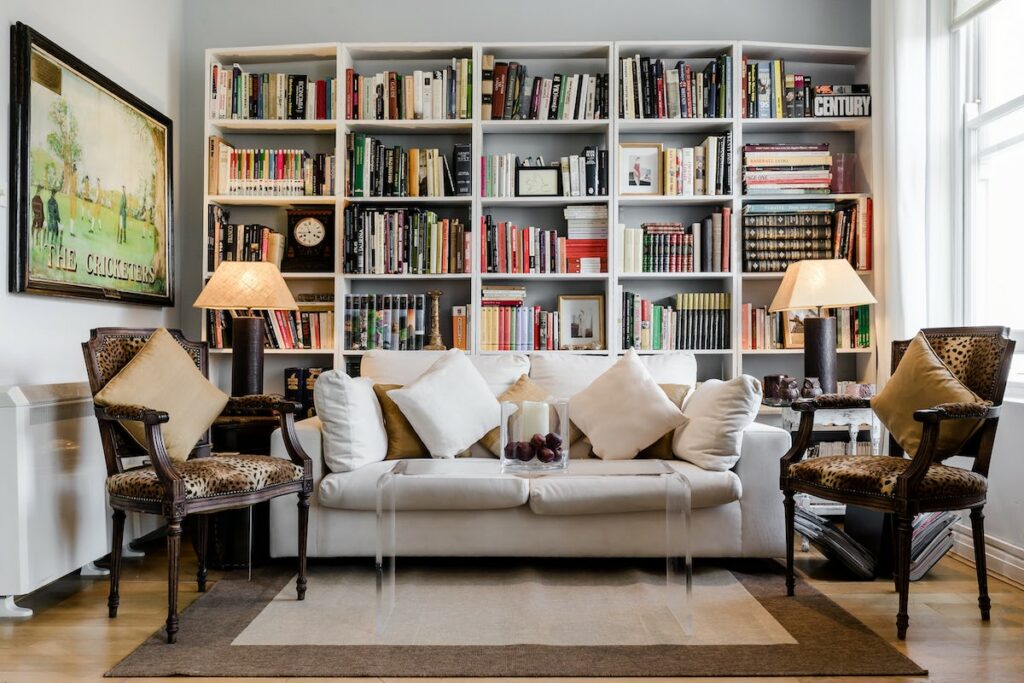 Airbnb/Plum Guide - Book Lover