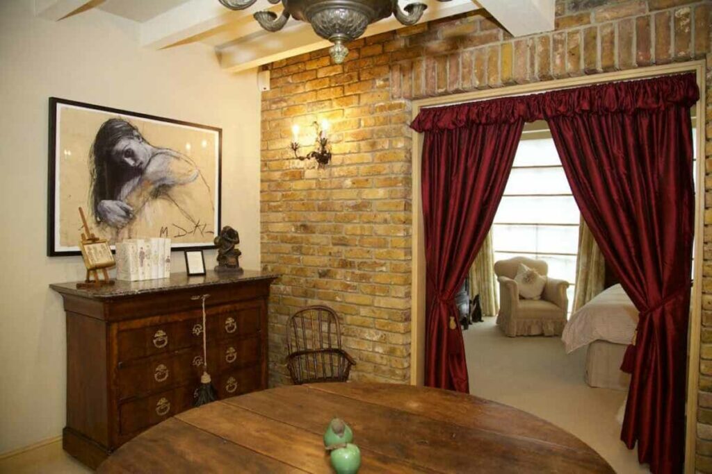 Grand Apartment in Battersea