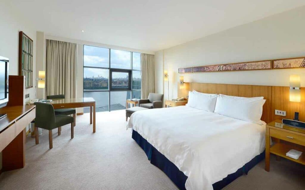 Canary Riverside Plaza Hotel