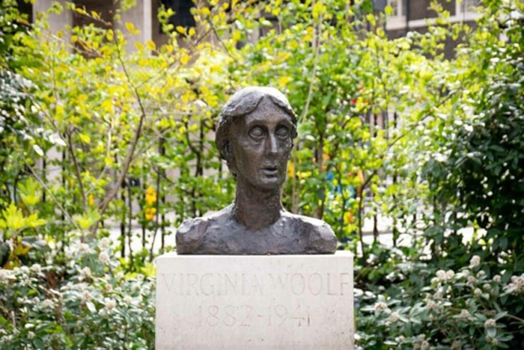 Bloomsbury Group - Satue of Viginia woolf in Tavistock Square, bloomsbury