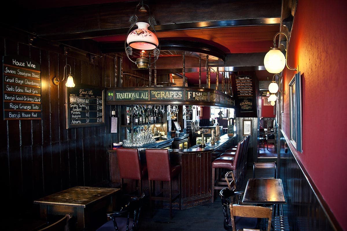 Sink Star-Studded Pints – A Guide to Celebrity-Owned Pubs in London