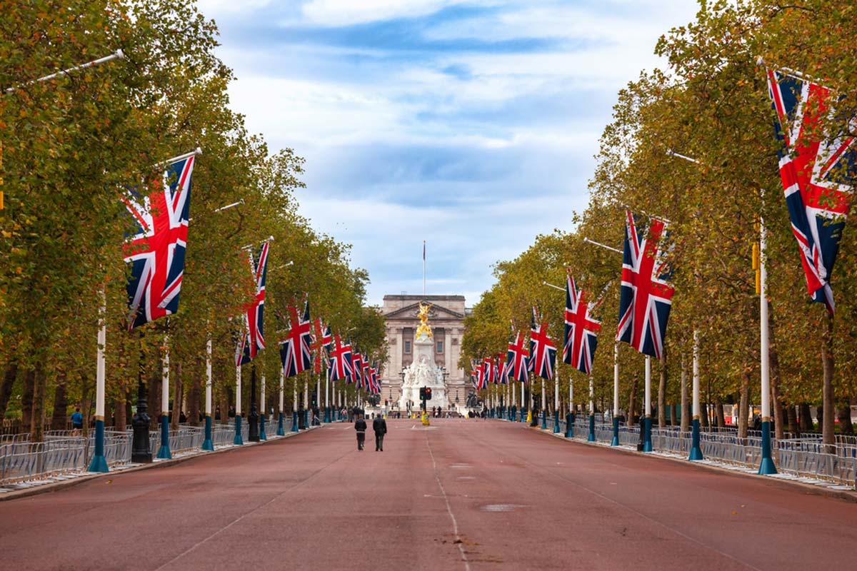 The Mall looking towards Buckingham Palace and the Victoria Memorial