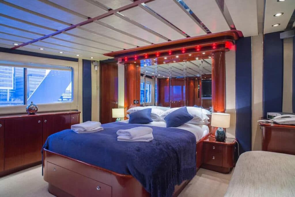 cruise boat hotel london Absolute Pleasure Yacht