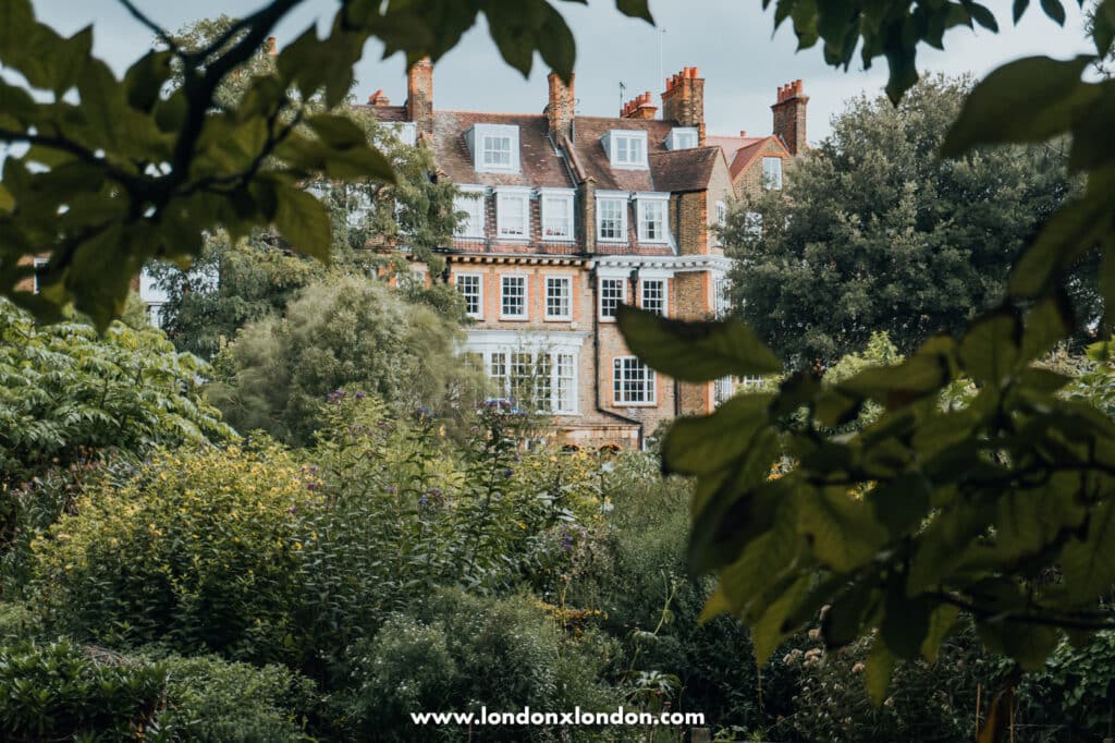 The garden framing a house 